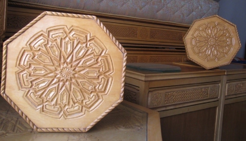 Banquettes salon marocain traditionnel en bois
